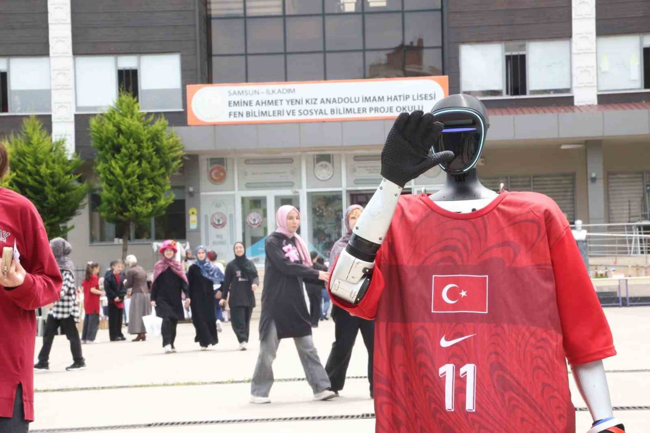 TÜRKİYE'NİN NÜFUSA KAYDEDİLEN İLK İNSANSI ROBOTU CANİKMAN LİSE ÖĞRENCİLERİYLE BULUŞTU