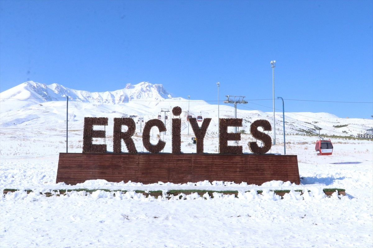 Türkiye'nin önde gelen kış sporları ve turizm merkezlerinden Erciyes Dağı'na yağan kar, yeni sezon...