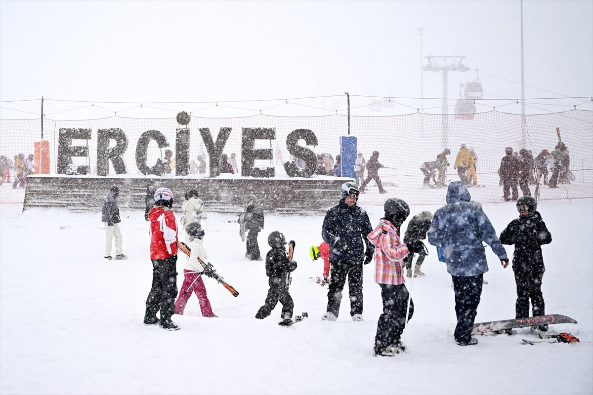 Türkiye'nin önde gelen kış sporları ve turizm merkezlerinden Erciyes Kayak Merkezi'nde hafta sonu...