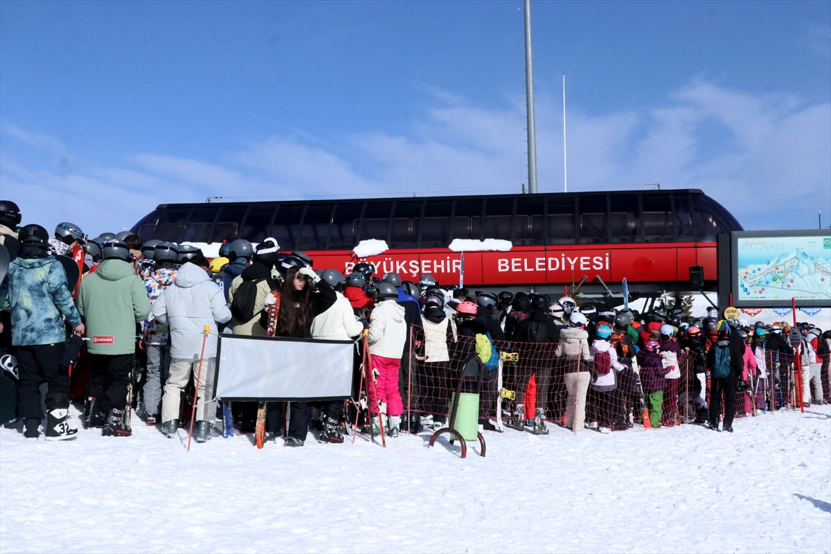 Türkiye'nin önde gelen kış sporları ve turizm merkezlerinden Erciyes Kayak Merkezi'nde pistler...