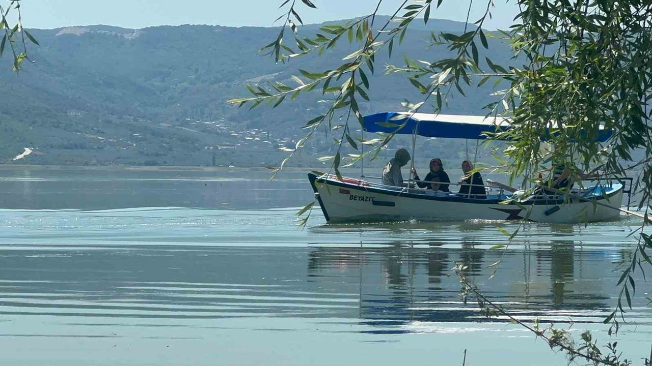 TÜRKİYE'NİN ÖNEMLİ GÖLLERİ ARASINDA YER ALAN ULUABAT GÖLÜ'NÜN TAŞMASI SONUCU YOLLARI SU ALTINDA...