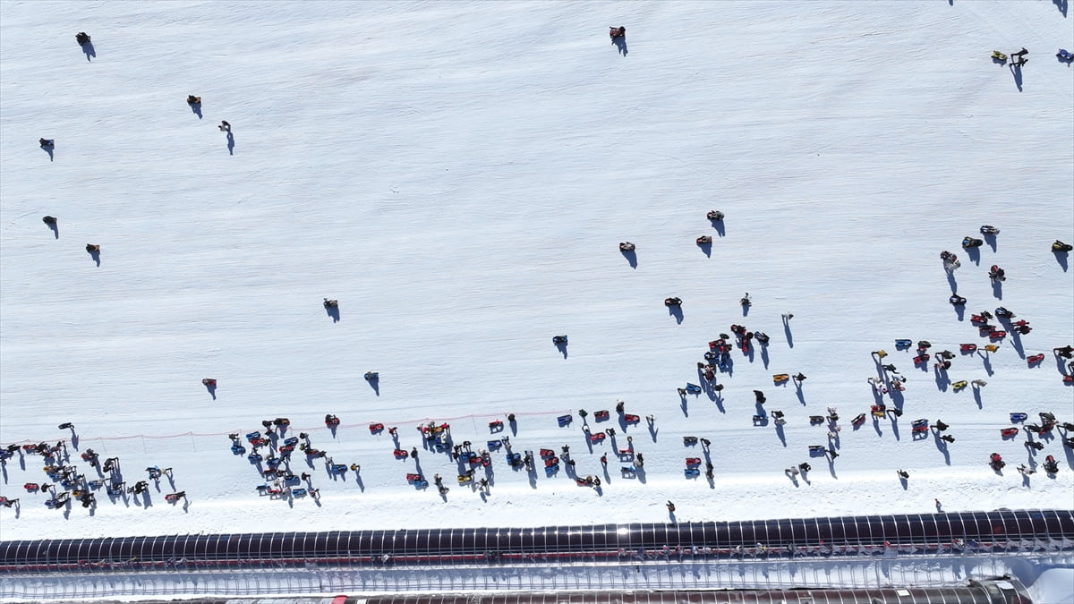 Türkiye'nin önemli kayak merkezlerinden Erciyes, yarıyıl tatilinde 1 milyon 400 bin ziyaretçiyi...
