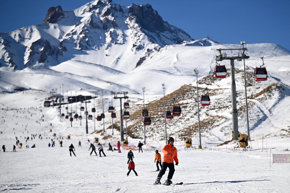 Türkiye'nin önemli kayak merkezlerinden Erciyes'te sezonun resmi açılışı gerçekleştirildi....