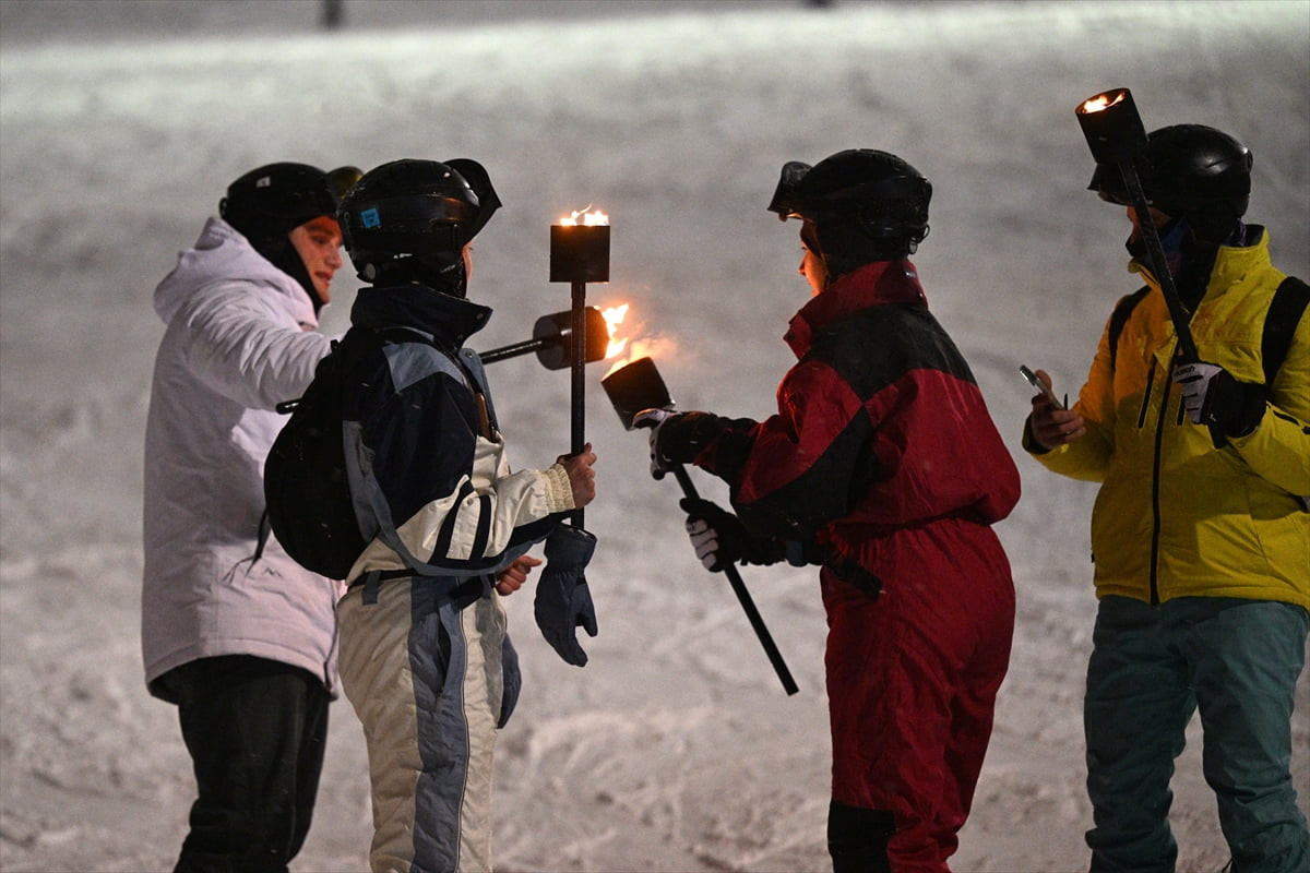 Türkiye'nin önemli kayak merkezlerinden Erciyes'te yeni yıl dolayısıyla meşaleli gece kayağı...