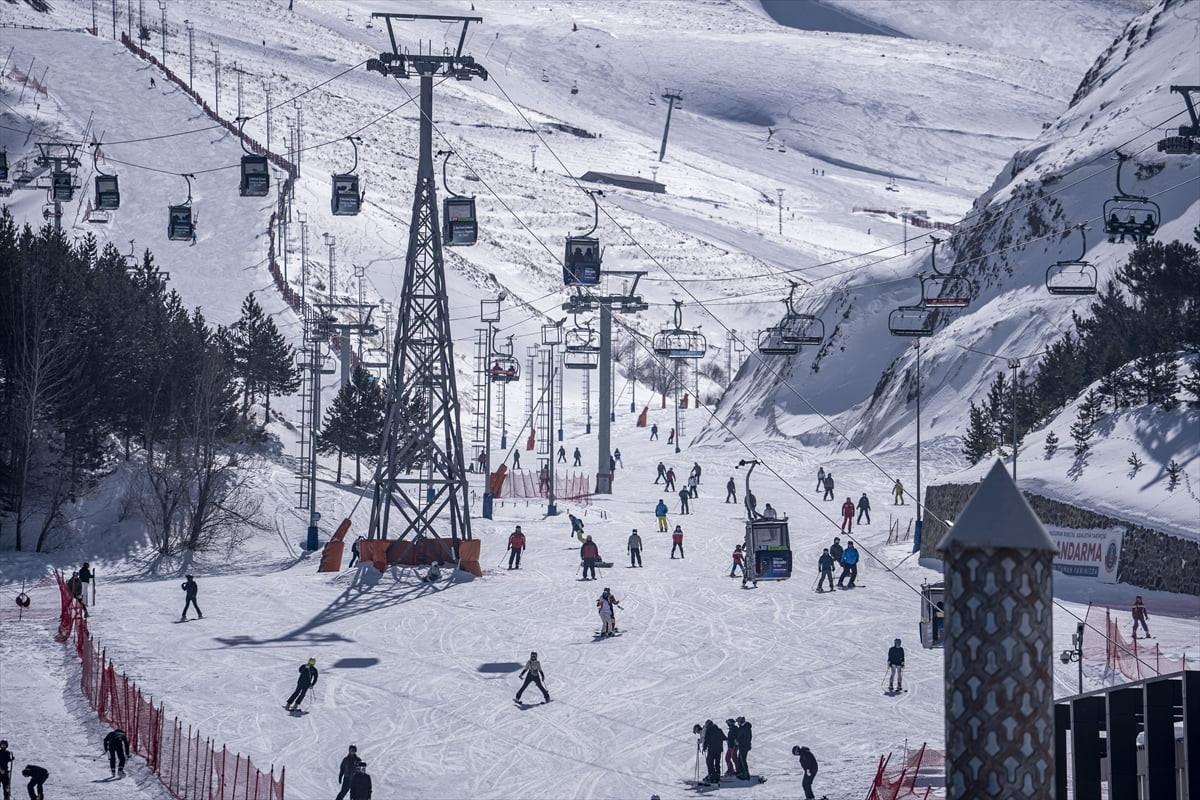 Türkiye'nin önemli kayak merkezlerinden Palandöken'de tatilciler ramazanda kayak yapmanın keyfini...