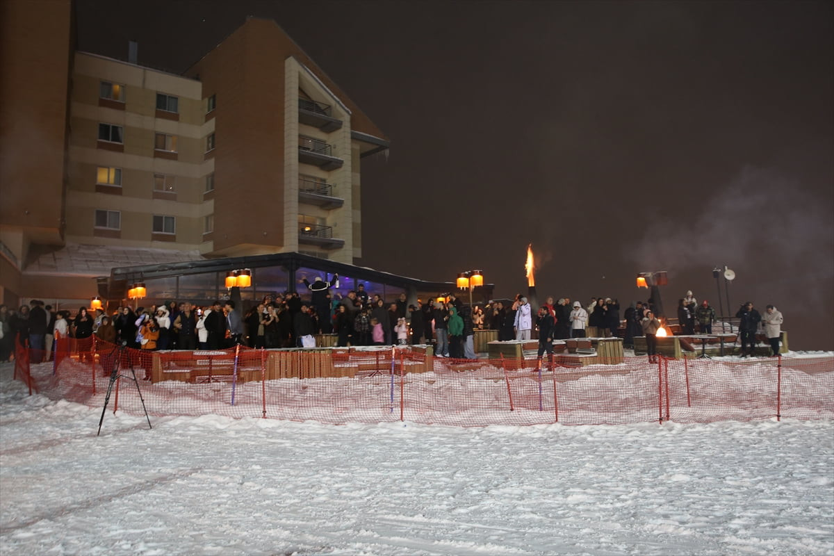 Türkiye'nin önemli kayak merkezlerinden Palandöken'de yeni yıla coşkuyla kutlandı.
