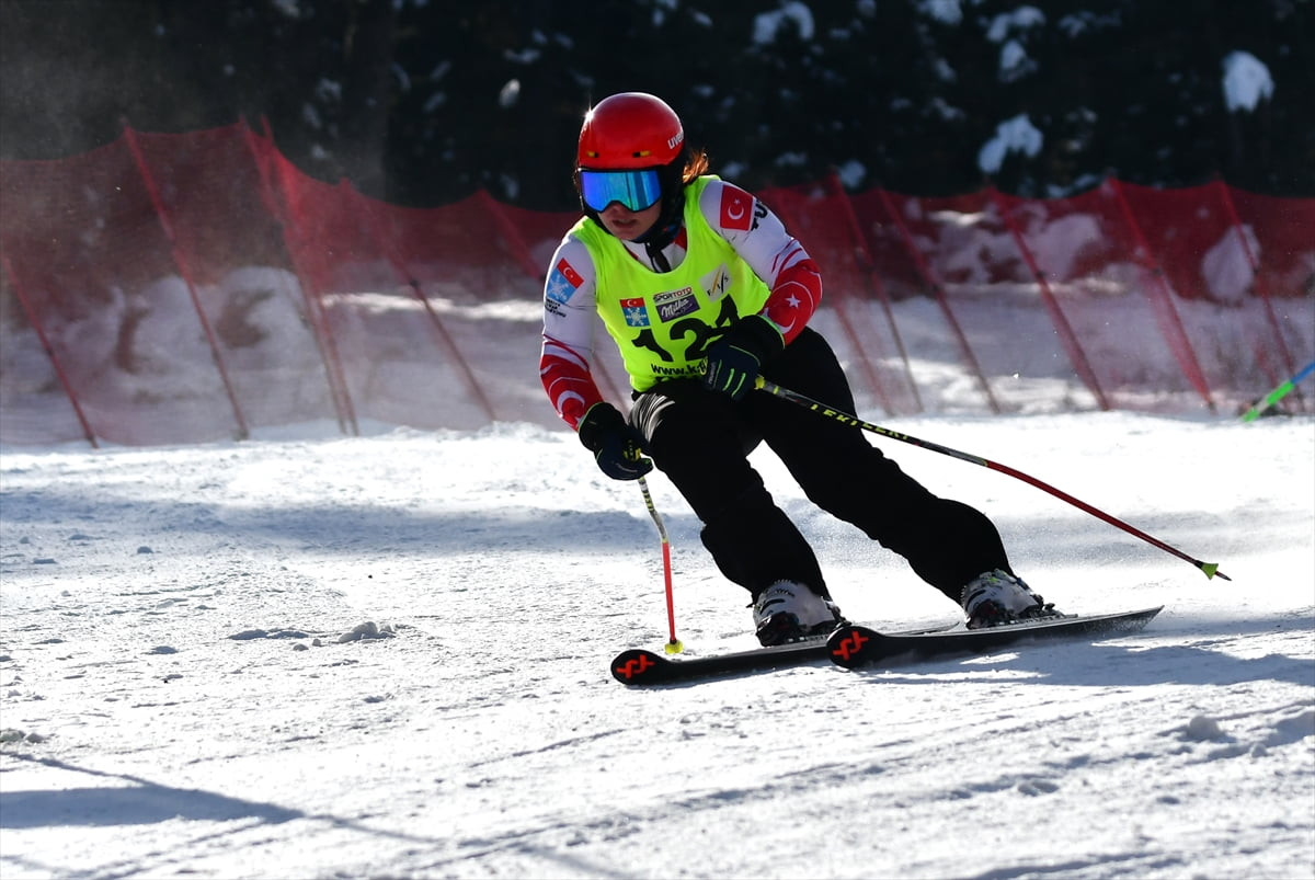 Türkiye'nin önemli kayak merkezlerinden Sarıkamış Kayak Merkezi'nde düzenlenen Alp Disiplini FIS...