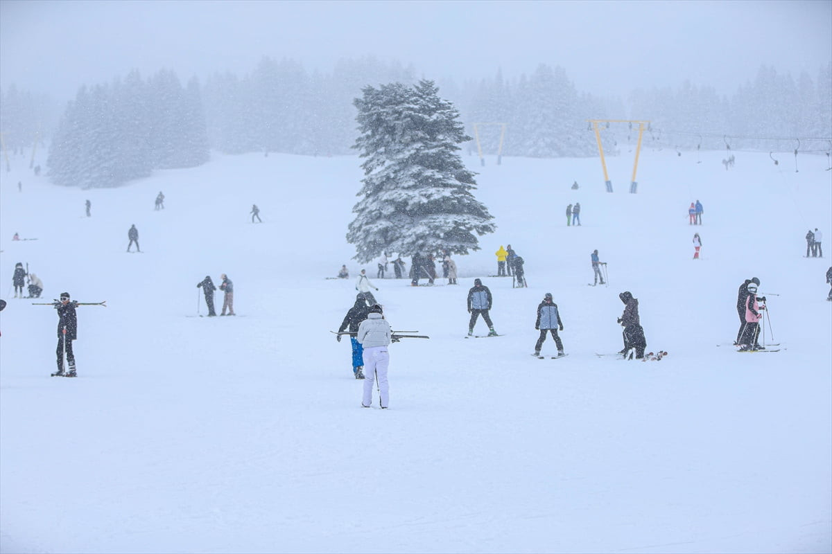 Türkiye'nin önemli kayak ve kış turizm merkezlerinden Uludağ'da kar kalınlığı 1,5 metreye...