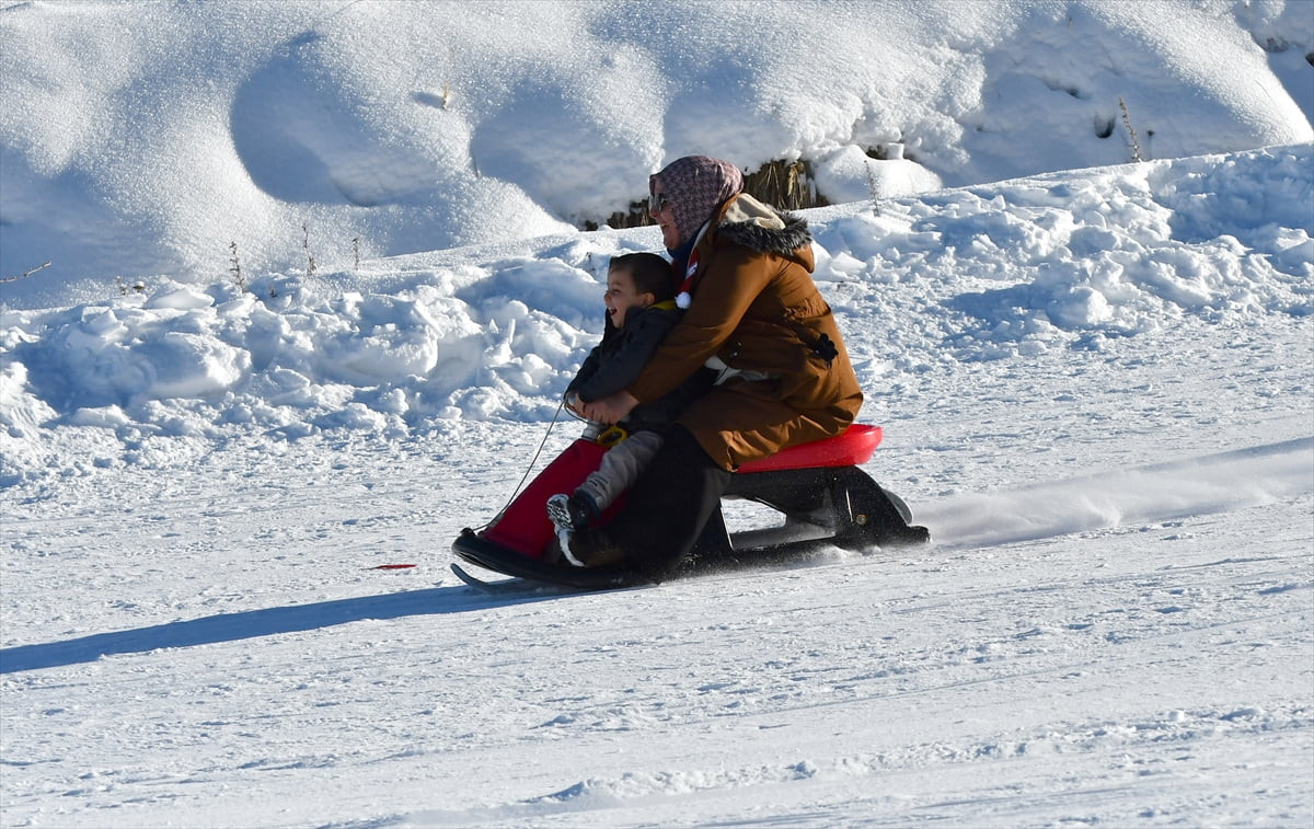 Türkiye'nin önemli kış turizm merkezleri arasında yer alan Sarıkamış Kayak Merkezi'nde hafta sonu...