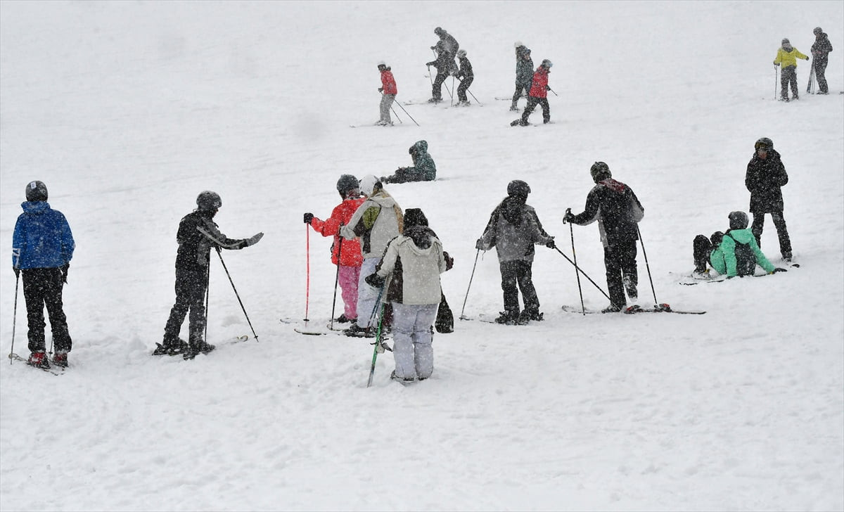 Türkiye'nin önemli kış turizm merkezleri arasında yer alan Sarıkamış Kayak Merkezi'nde hafta sonu...