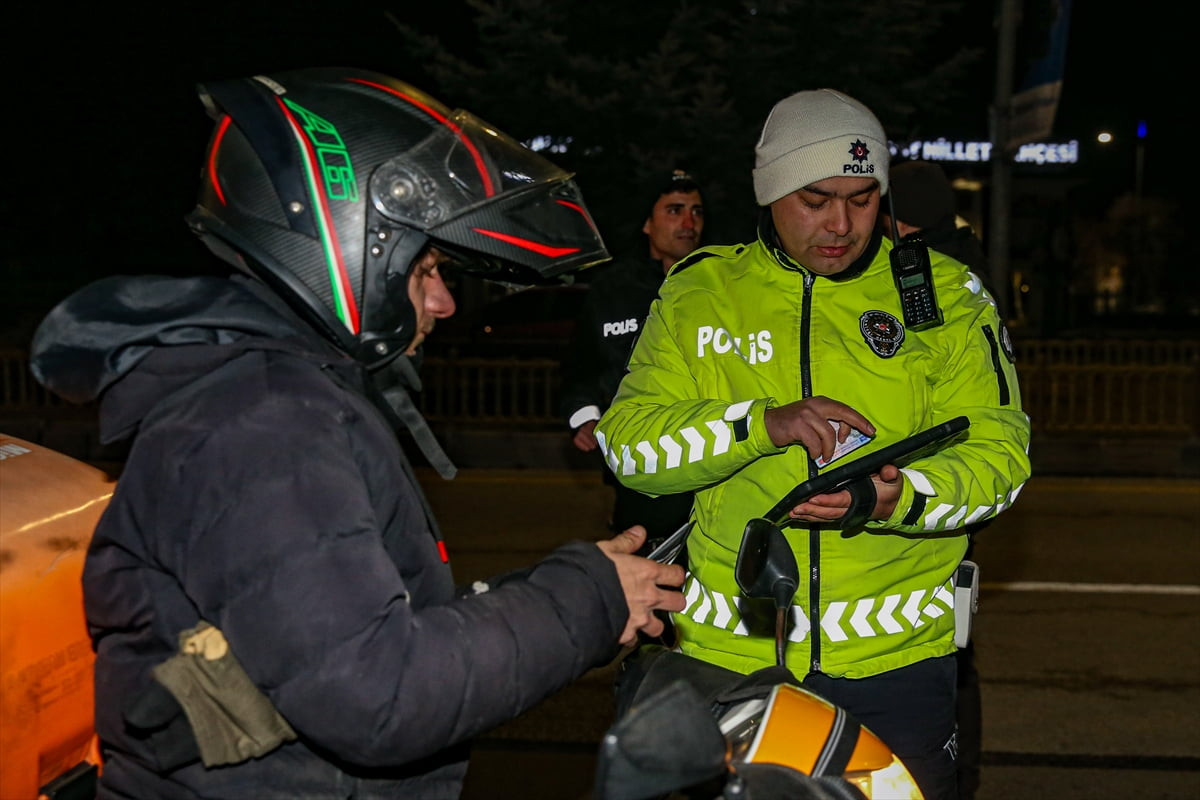 Türkiye'nin önemli kış turizm merkezlerinden Erzurum'da 460 polis, dondurucu soğukta 34 noktada...