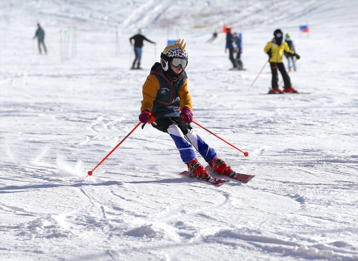Türkiye'nin önemli kış turizm merkezlerinden Erzurum'daki Palandöken Kayak Merkezi, yılbaşında çok...