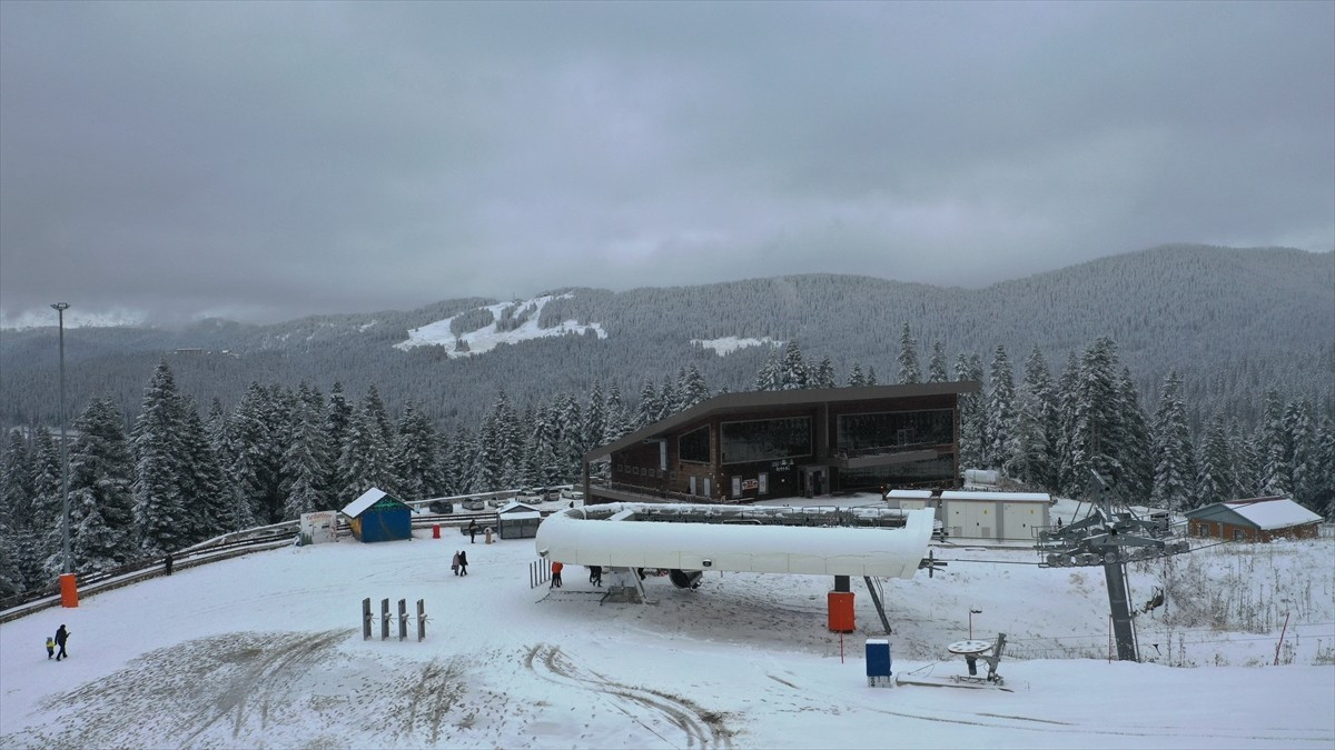 Türkiye'nin önemli kış turizm merkezlerinden Ilgaz Dağı'ndaki Yurduntepe Kayak Merkezi'nde kar...