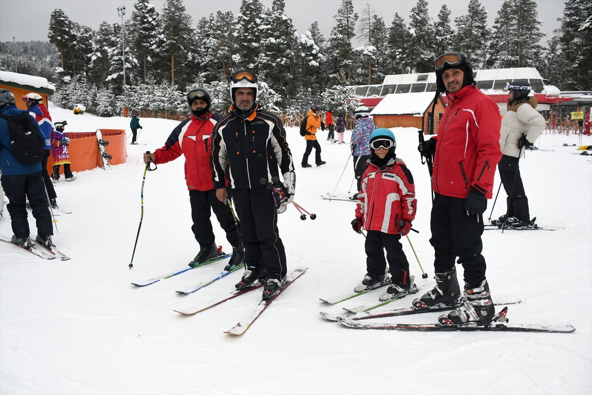 Türkiye'nin önemli kış turizm merkezlerinden Kars'taki Sarıkamış Kayak Merkezi'nde hafta sonu...