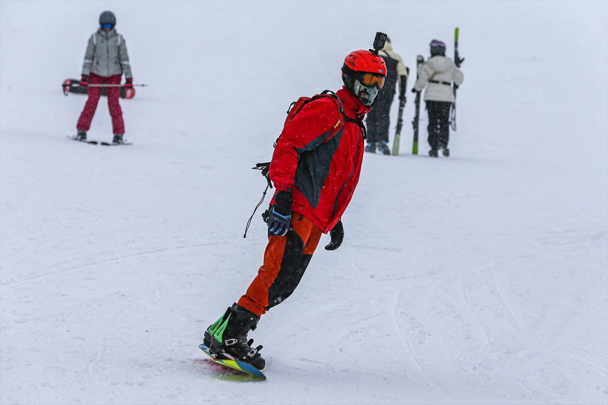 Türkiye'nin önemli kış turizm merkezlerinden Palandöken Kayak Merkezi'nde kayakseverler, kar...
