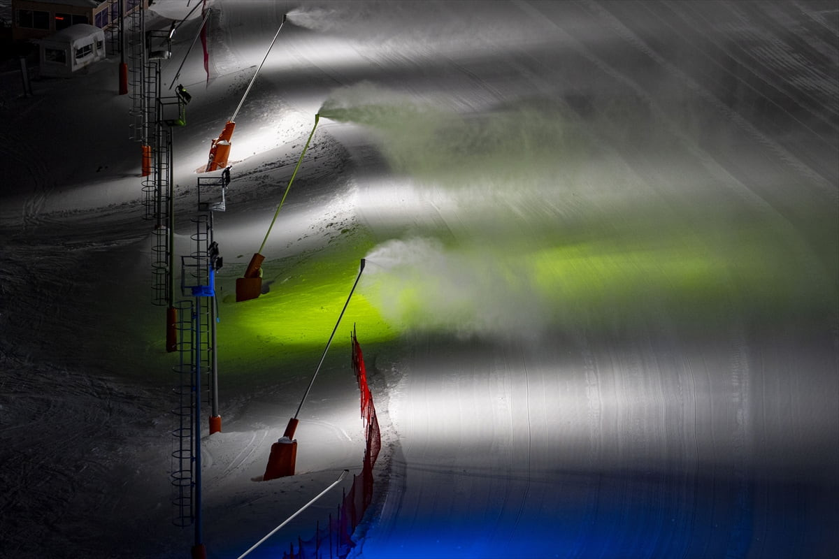 Türkiye'nin önemli kış turizm merkezlerinden Palandöken'de gece kayağı için yapılan rengarenk...