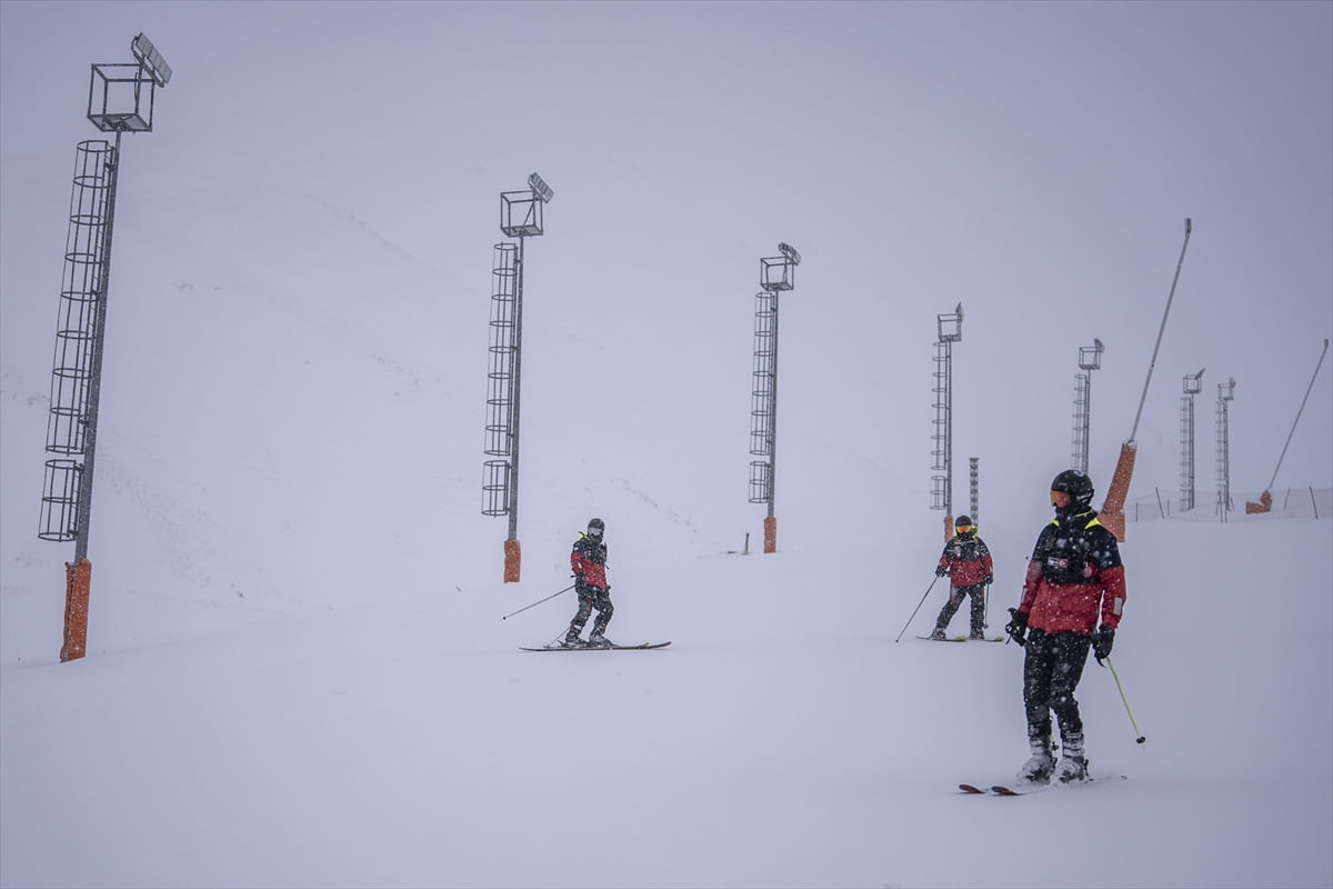 Türkiye'nin önemli kış turizm merkezlerinden Palandöken'de turistlerin sorunsuz ve keyifli kayak...