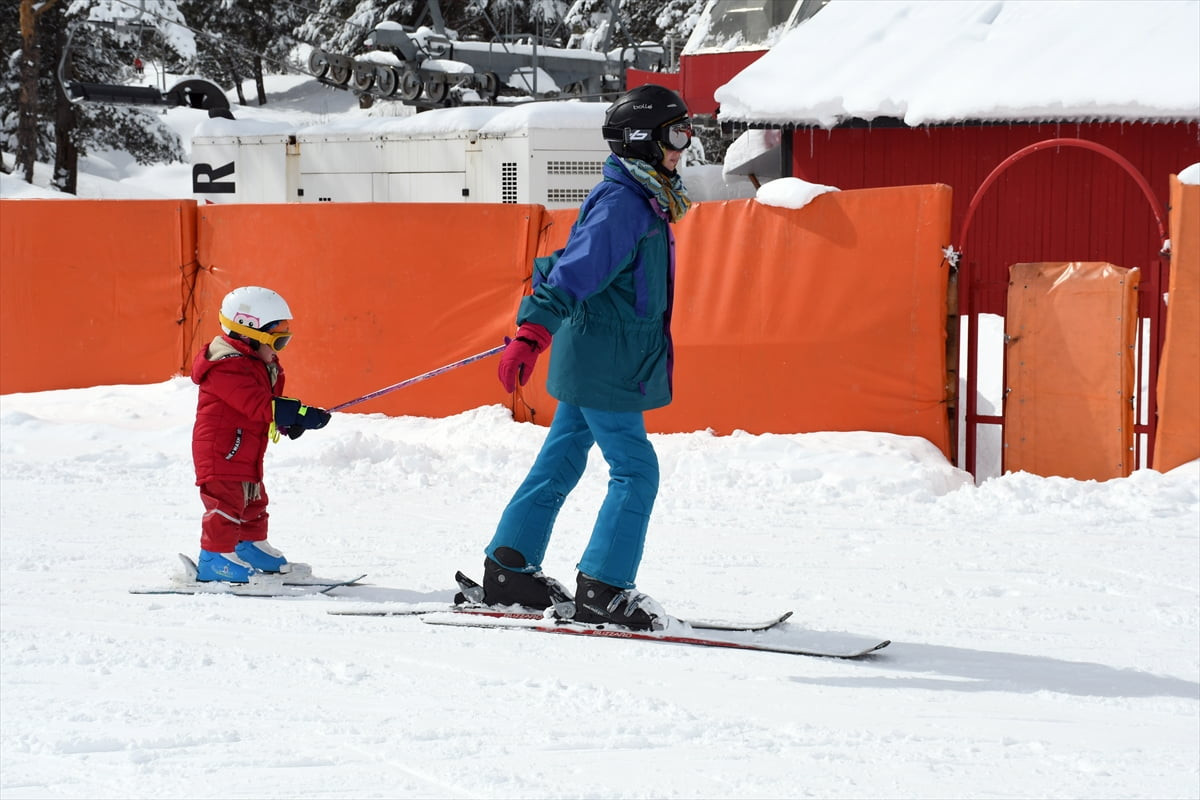 Türkiye'nin önemli kış turizm merkezlerinden Sarıkamış Kayak Merkezi'nde hafta sonu yoğunluğu...