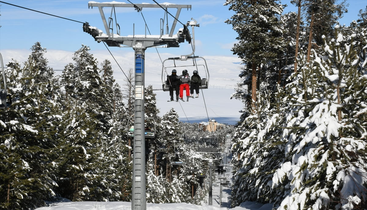 Türkiye'nin önemli kış turizm merkezlerinden Sarıkamış Kayak Merkezi'nde hafta sonu yoğunluğu...