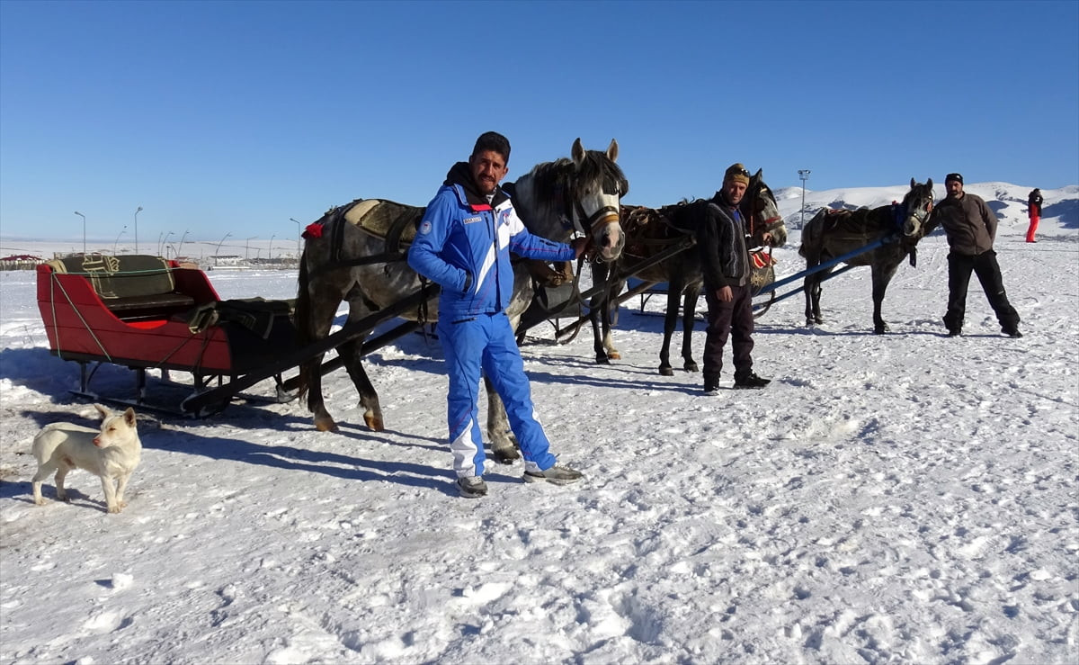Türkiye'nin önemli kış turizm merkezlerinden Sarıkamış Kayak Merkezi'nde sezonun açılmasıyla atlı...
