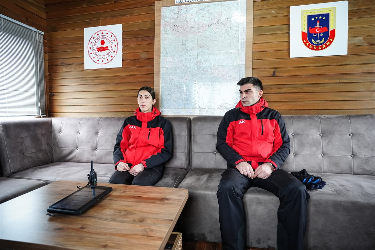 Türkiye'nin önemli kış turizm merkezlerinden Uludağ'da faaliyet gösteren Jandarma Arama Kurtarma...