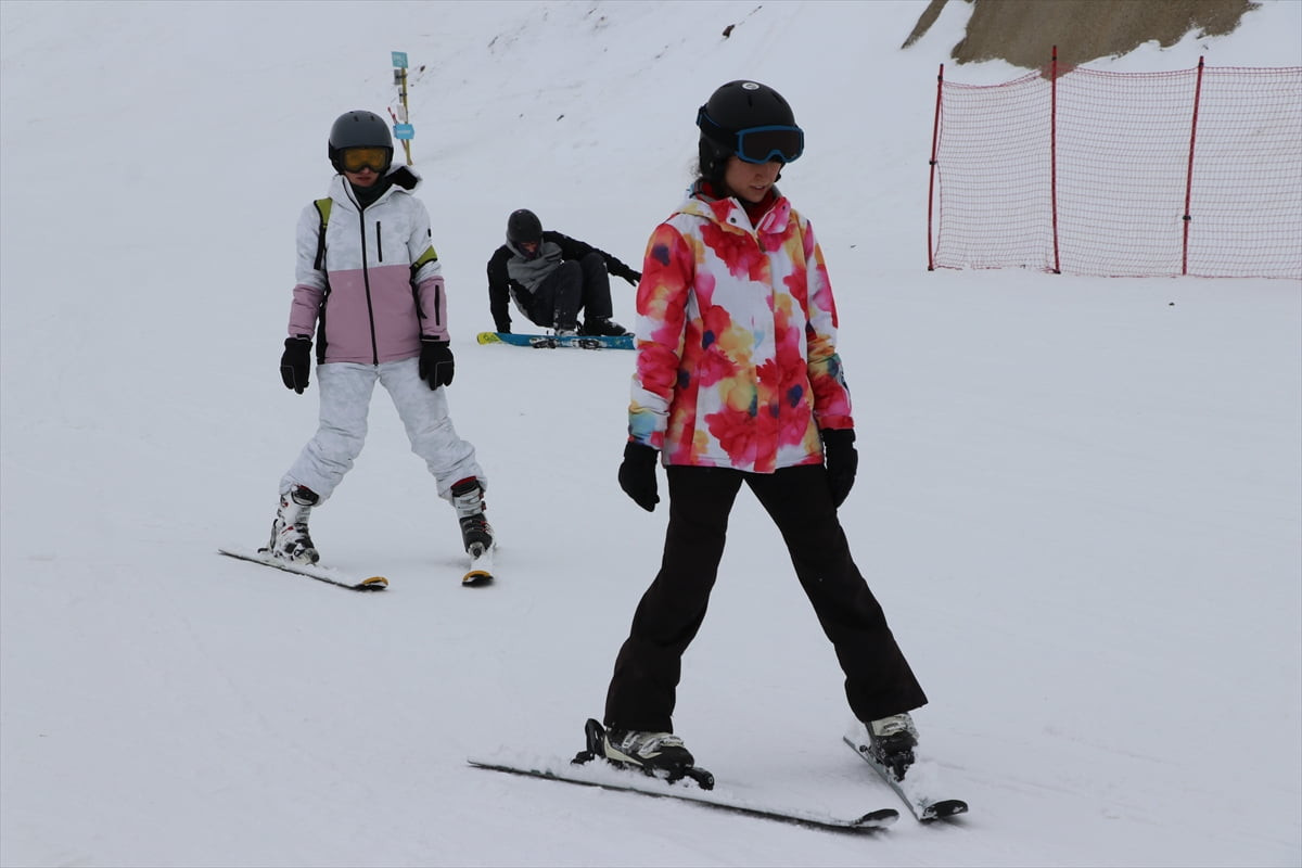 Türkiye'nin önemli kış turizm noktalarından Palandöken Kayak Merkezi'nde yarıyıl tatilinde oteller...