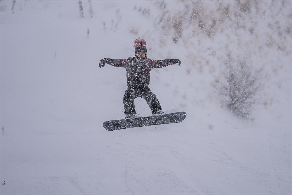 Türkiye'nin önemli kış turizm noktalarından Palandöken Kayak Merkezi'ne yurdun farklı...