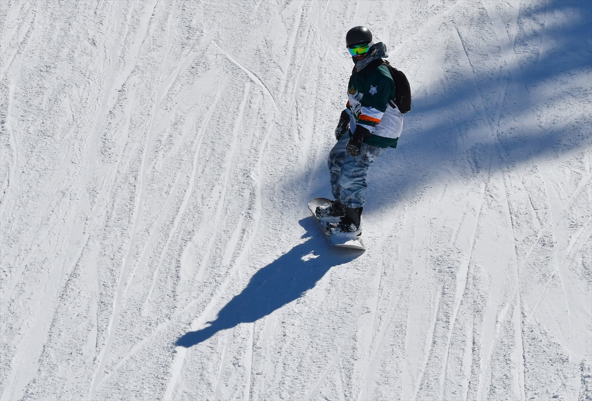 Türkiye'nin önemli kış turizm noktalarından Sarıkamış Kayak Merkezi'nde hafta sonu yoğunluğu...