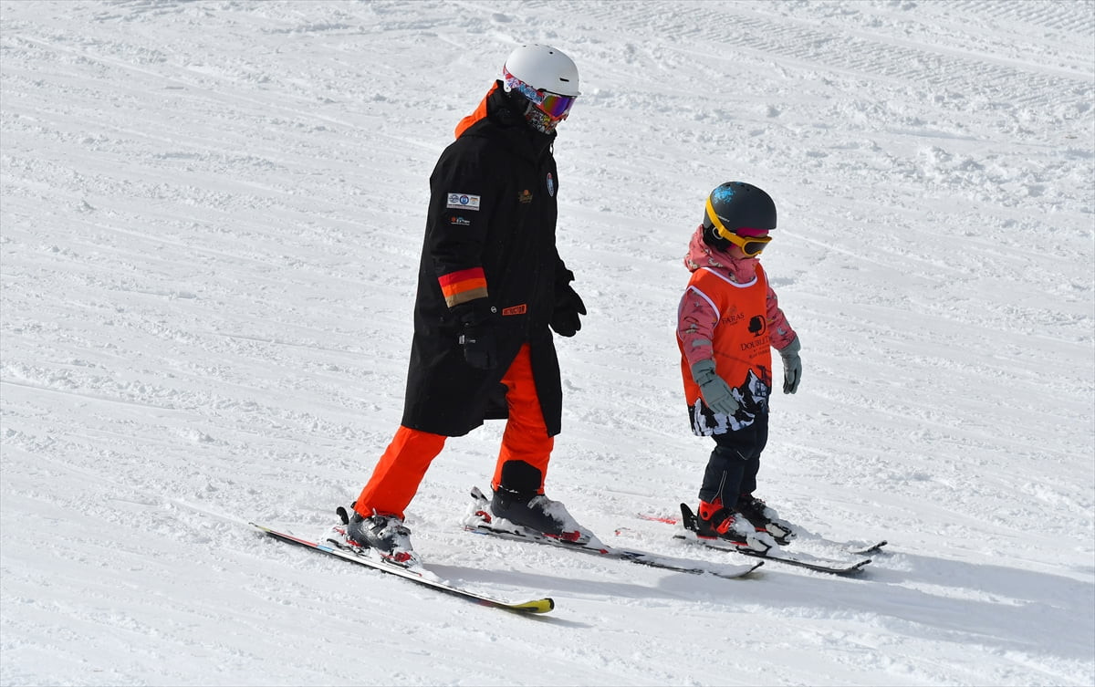 Türkiye'nin önemli kış turizm noktalarından Sarıkamış Kayak Merkezi'nde sömestir tatilinin son...