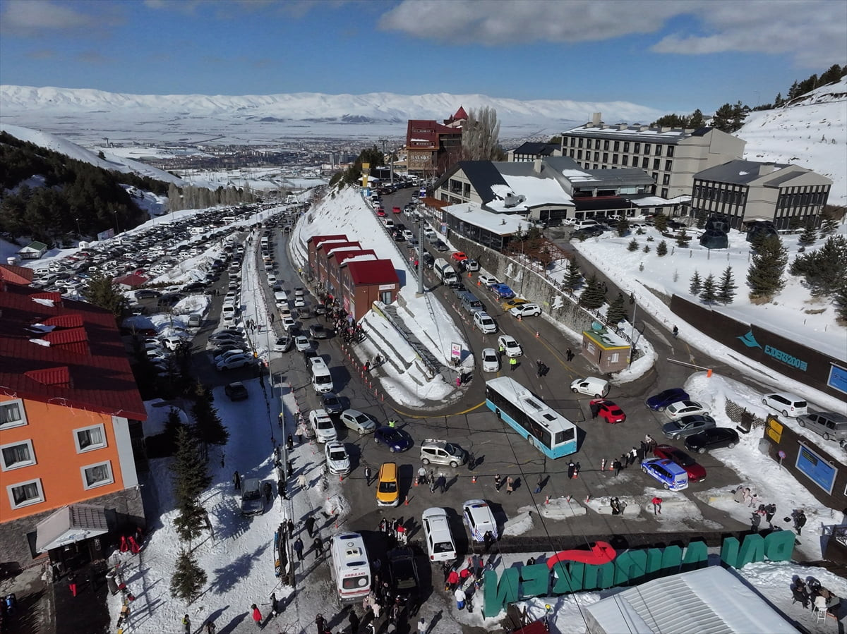 Türkiye'nin önemli kış turizmi noktalarından Palandöken Kayak Merkezi'nde hafta sonu yoğunluğu...