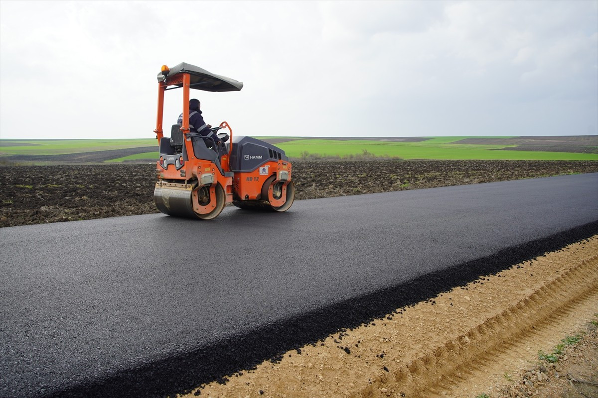 Türkiye'nin önemli tarım kentlerinden Edirne'de köy yolları uzun ömürlü sıcak asfaltla...