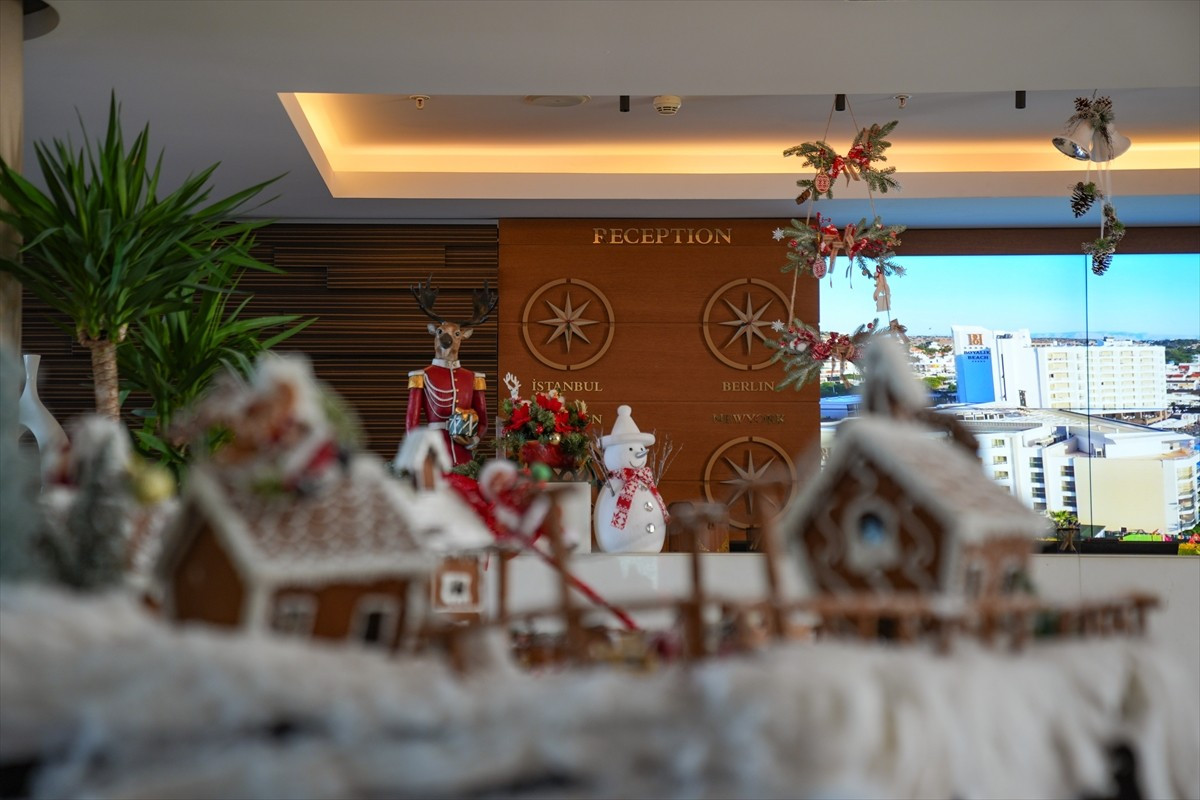 Türkiye'nin önemli turizm merkezlerinden İzmir'in Çeşme ilçesinde yılbaşı hazırlıklarını...