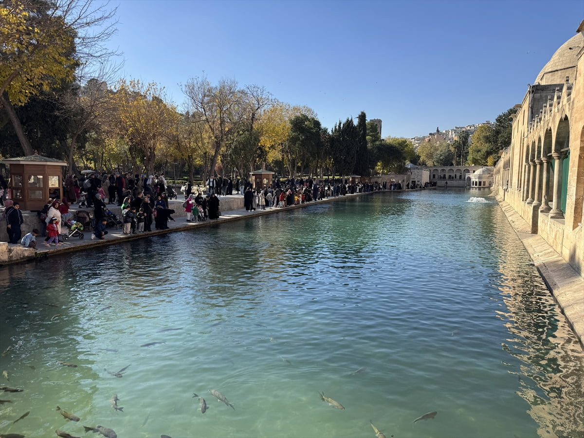 Türkiye'nin önemli turizm merkezlerinden Şanlıurfa'da hafta sonu tatilinde güneşli havayı fırsat...