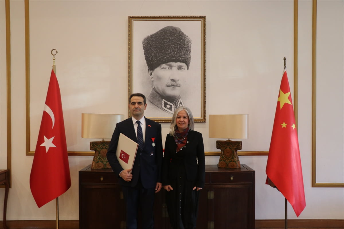 Türkiye'nin Pekin Büyükelçisi Selçuk Ünal (solda), Çin Devlet Başkanı Şi Cinping'e güven mektubunu...