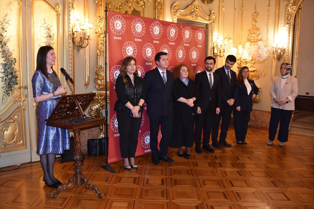 Türkiye'nin Roma Büyükelçisi Elif Çomoğlu Ülgen (solda), genel merkezleri İtalya'nın başkenti...