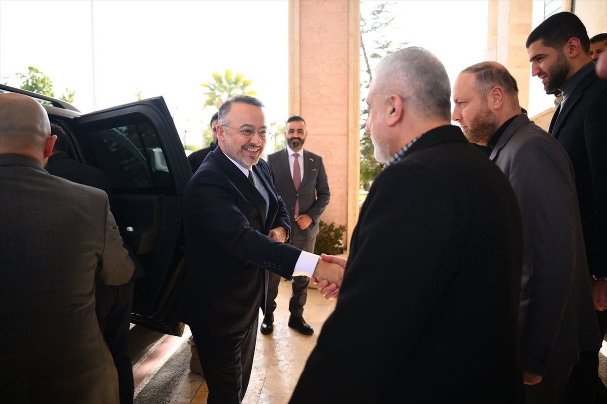Türkiye'nin Şam Büyükelçisi Nuh Yılmaz (ortada), Suriye'nin Halep kentine ziyarette bulundu. Halep...