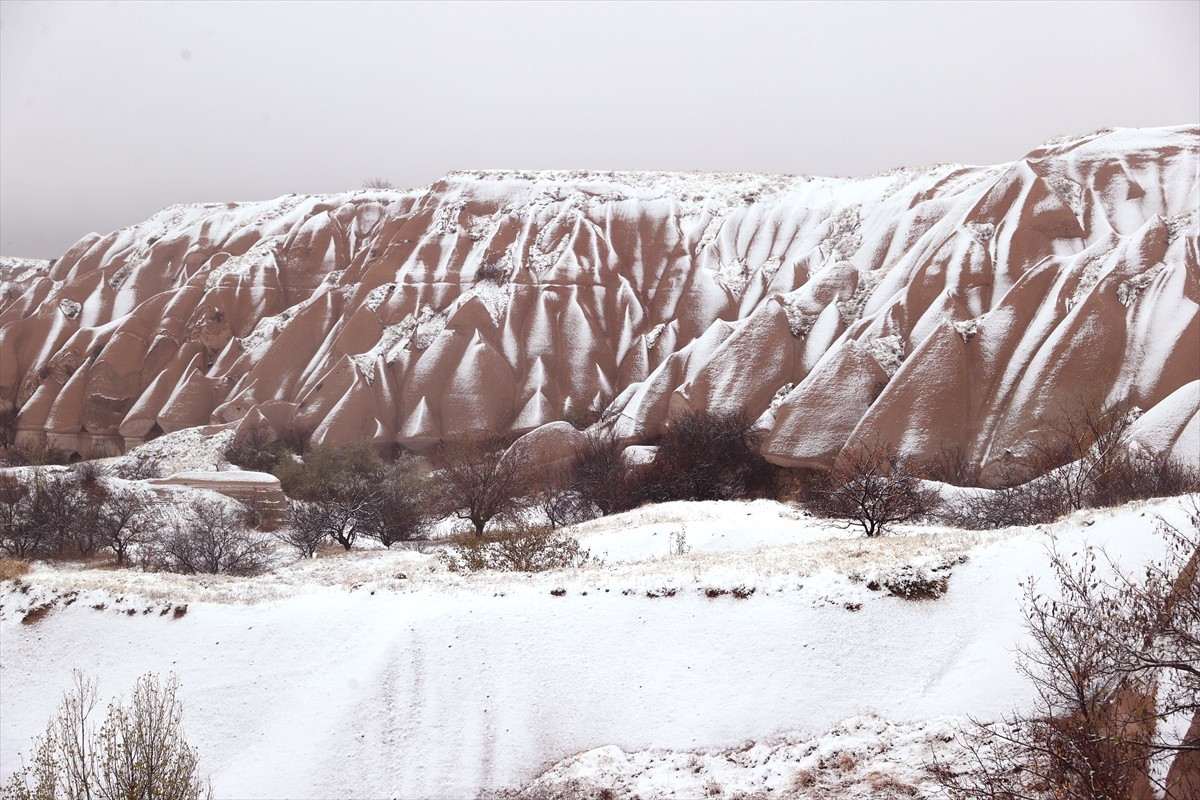 Türkiye'nin tarihi, kültürel ve doğal güzellikleriyle bezeli turizm bölgesi Kapadokya'da, mevsimin...