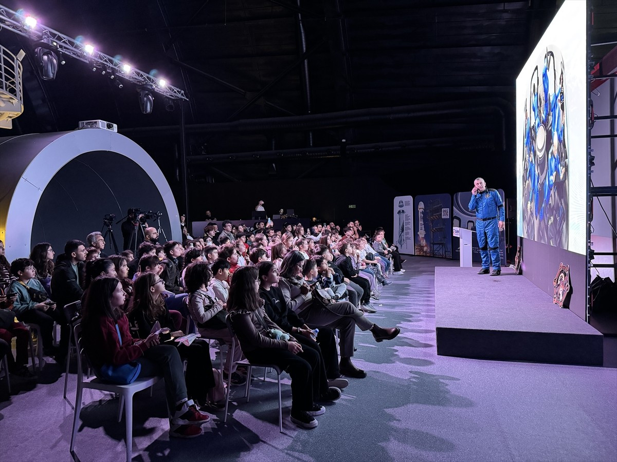 Türkiye'nin üçüncü astronotu Gökhan Erdem, Bursa'da öğrencilerle bir araya geldi.