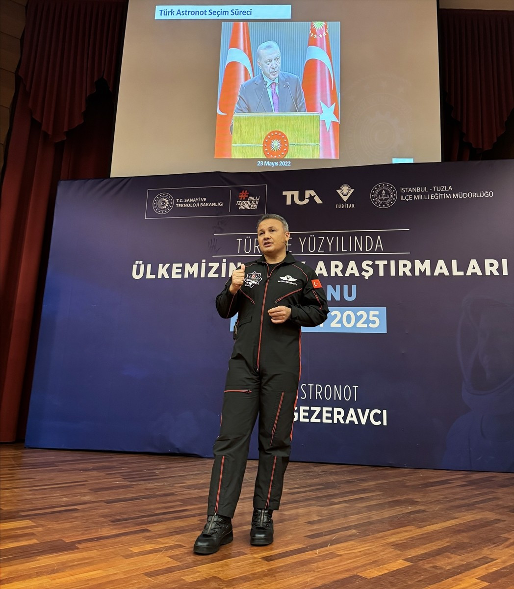 Türkiye'nin uzaya çıkan ilk astronotu Alper Gezeravcı (fotoğrafta), İstanbul'da öğrencilerle bir...