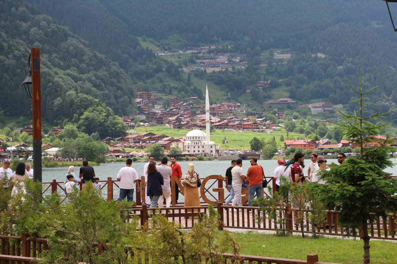 TÜRKİYE'NİN VE DOĞU KARADENİZ'İN EN ÖNEMLİ TURİZM DESTİNASYONLARI ARASINDA YER ALAN UZUNGÖL'DE...