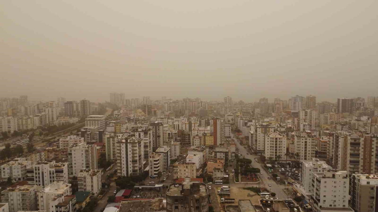 TÜRKİYE'YE GİRİŞ YAPAN TOZ FIRTINASI MERSİN'DE ETKİSİNİ GÖSTERİRKEN, GÖKYÜZÜNÜ KIZILA BÜRÜDÜ. TOZ...