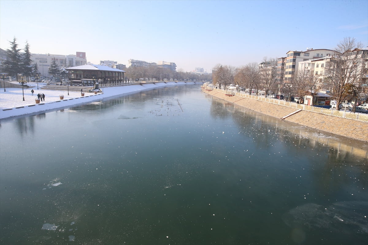 Türkiye'yi etkisi altına alan soğuk hava nedeniyle Tokat'tan geçen Yeşilırmak'ın yüzeyi kısmen buz...