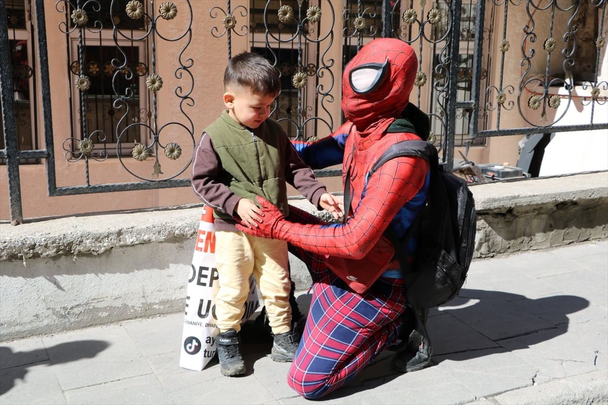 Türkiye'yi "Örümcek Adam" kostümüyle gezme hayaliyle memleketi İzmir'den yola çıkan Ayaz Salih...
