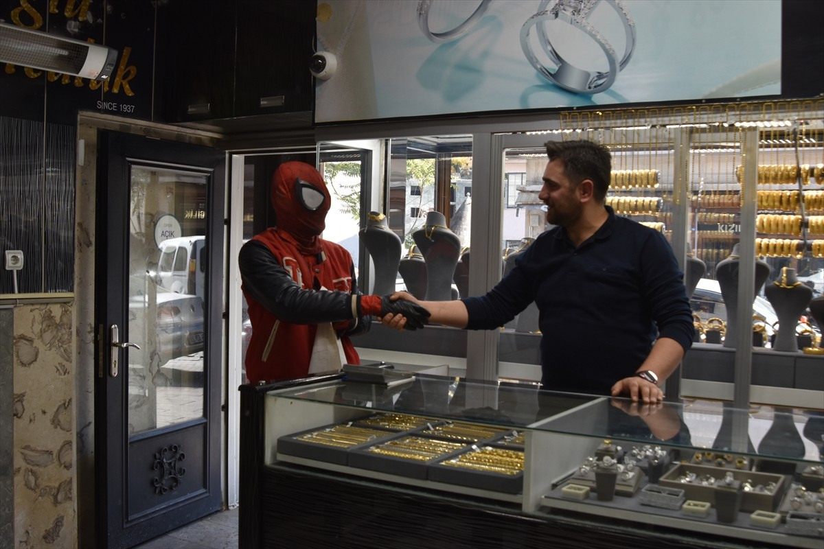 Türkiye'yi "Örümcek Adam" kostümüyle gezme hayaliyle memleketi İzmir'den yola çıkan Ayaz Salih...