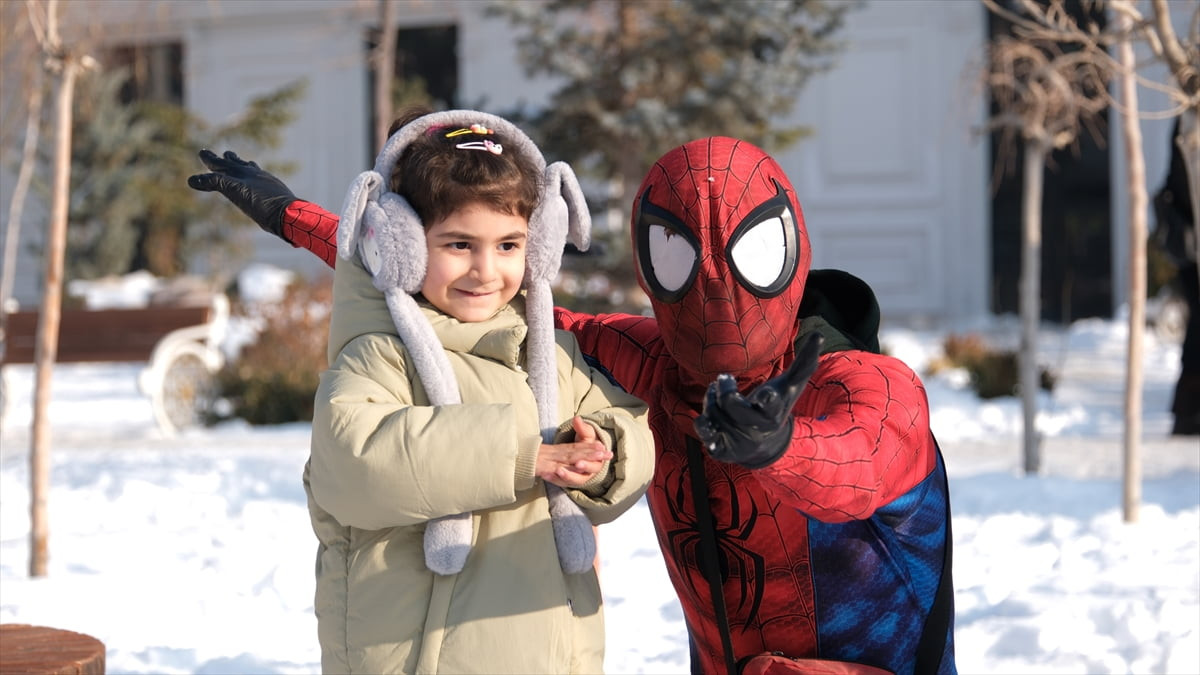 Türkiye'yi "Örümcek Adam" kostümüyle gezme hayaliyle memleketi İzmir'den yola çıkan Ayaz Salih...