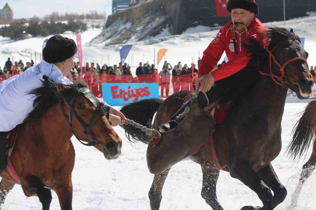TÜRKİYE’DE İLK KEZ ERCİYES’TE DÜZENLENEN KÖKBÖRÜ OYUNLARI’NDA ATA SPORU HEYECAN YAŞANIRKEN, NEFES...