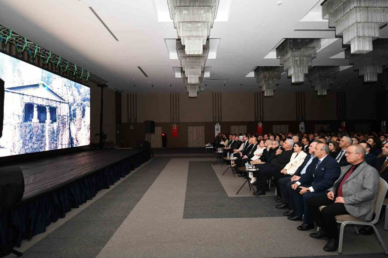 TÜRKİYE’DE YAPAY ZEKA DESTEĞİYLE HAZIRLANAN İLK ESER OLAN “YEDİ KEMERLİ BİR ZAMAN GEÇİDİ TAŞKÖPRÜ”...