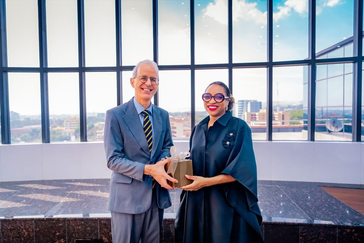 Türkiye’nin Abuja Büyükelçisi Mehmet Poroy (solda), Nijerya Sanayi, Ticaret ve Yatırım Bakanı...