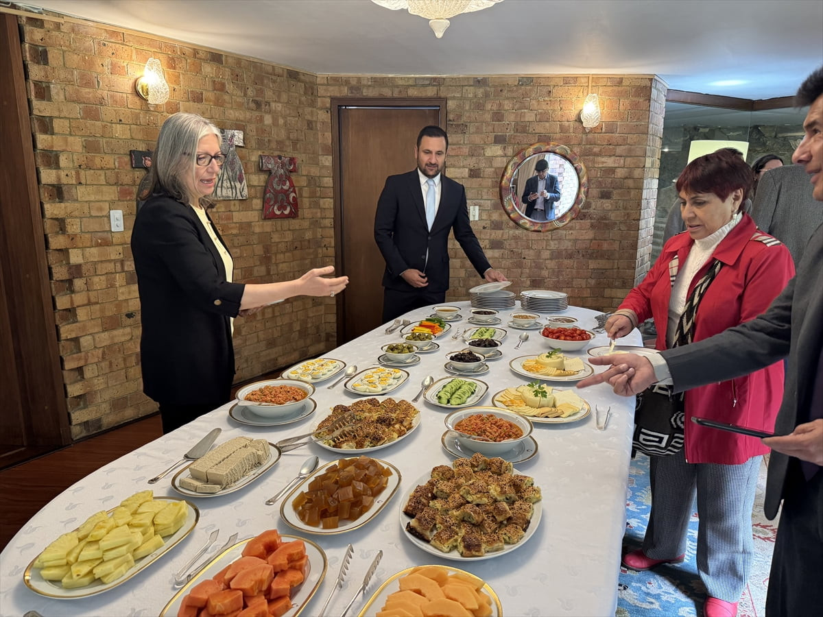 Türkiye’nin Bogota Büyükelçisi Beste Pehlivan Sun, Ramazan Bayramı dolayısıyla Kolombiyalı...