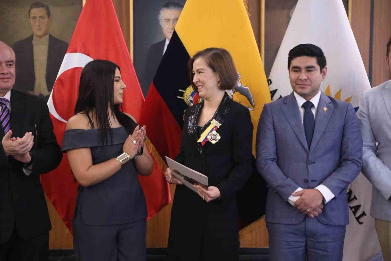 TÜRKİYE’NİN EKVADOR BÜYÜKELÇİSİ YALÇIN’A ONUR NİŞANI